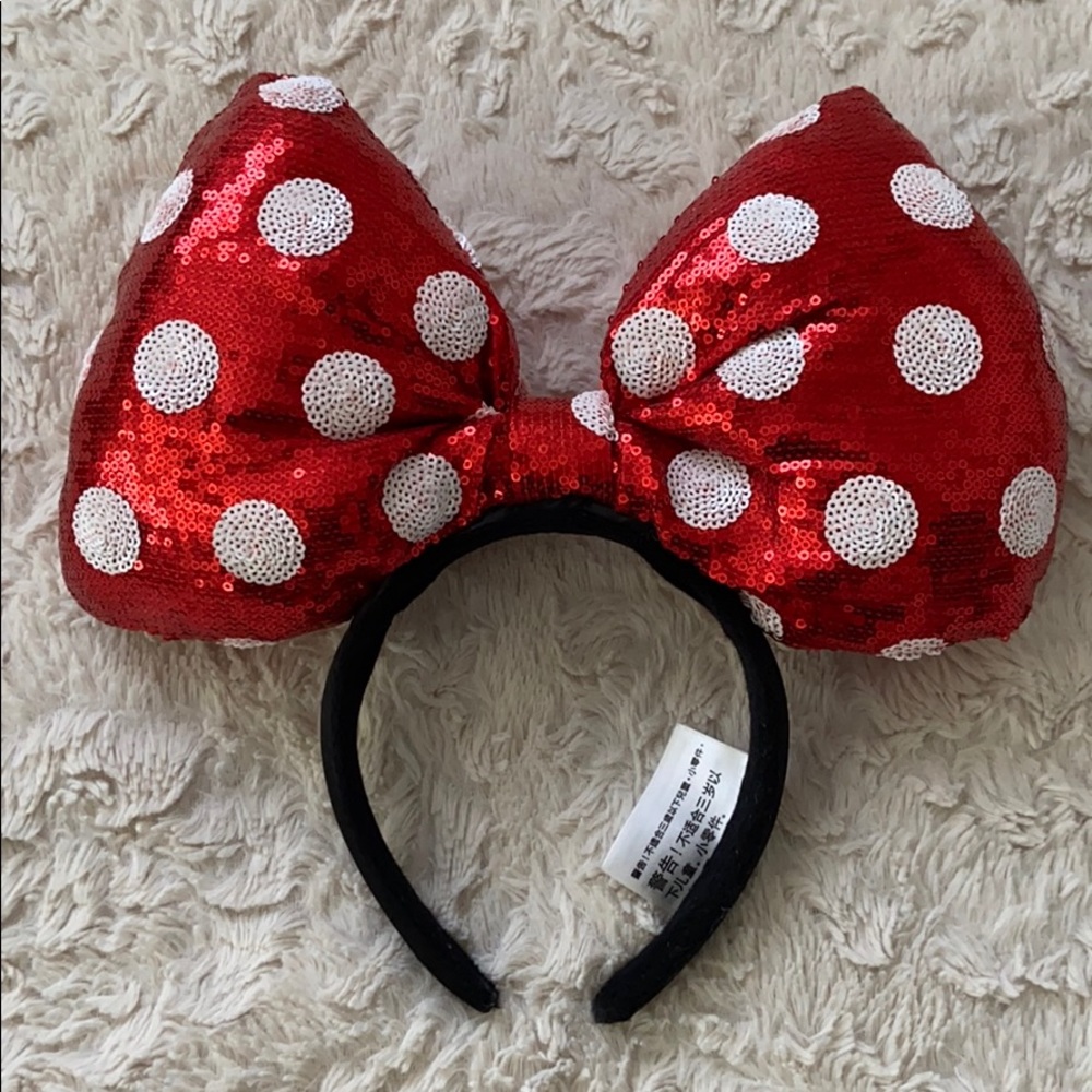 Disney Minnie Mouse headband.